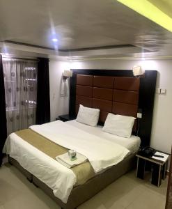 Postel nebo postele na pokoji v ubytování 111Suites&Lounge + 21 fotografií