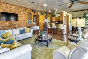 Et opholdsområde på New York-Style Loft on Main St Dtwn Enterprise