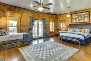 En eller flere senge i et værelse på New York-Style Loft on Main St Dtwn Enterprise