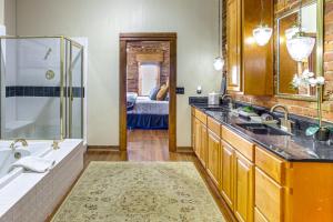 Et badeværelse på New York-Style Loft on Main St Dtwn Enterprise + 16 billeder