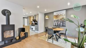 een woonkamer met een tafel en een open haard bij Villa Boreal in Saint-Gilles-Croix-de-Vie