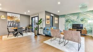 een woonkamer met een blauwe bank en een tafel bij Villa Boreal in Saint-Gilles-Croix-de-Vie