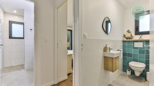 een badkamer met toilet en wastafel bij Villa Boreal in Saint-Gilles-Croix-de-Vie
