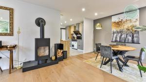 een woonkamer met een open haard en een tafel en stoelen bij Villa Boreal in Saint-Gilles-Croix-de-Vie +10 foto's