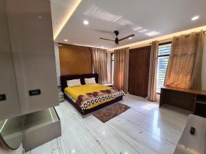 Postel nebo postele na pokoji v ubytování The Agra Lux- Elite Villa