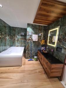 Postel nebo postele na pokoji v ubytování The Agra Lux- Elite Villa + 48 fotografií