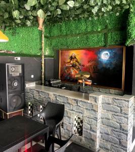 TV a/nebo společenská místnost v ubytování 111Suites&Lounge