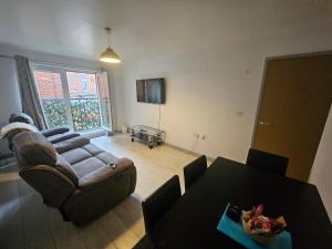 Χώρος καθιστικού στο Two Bedroom Apartment in Central Northampton
