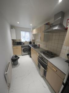 Η κουζίνα ή μικρή κουζίνα στο Two Bedroom Apartment in Central Northampton