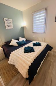 Ένα ή περισσότερα κρεβάτια σε δωμάτιο στο Au bord de l'eau