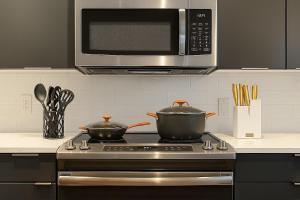 Kuchyň nebo kuchyňský kout v ubytování King Bed Studio Loft Huge Beautiful Ceilings