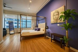 Postel nebo postele na pokoji v ubytování King Bed Studio Loft Huge Beautiful Ceilings