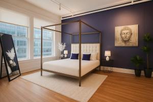 Postel nebo postele na pokoji v ubytování King Bed Studio Loft Huge Beautiful Ceilings