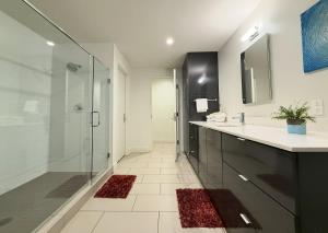 Koupelna v ubytování King Bed Studio Loft Huge Beautiful Ceilings + 1 fotografie