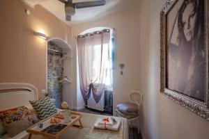 un soggiorno con un divano e una finestra di Divas Rooms a Riomaggiore