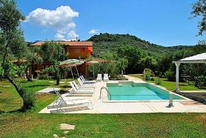 een huis met een zwembad in een tuin bij Villa Meridiana in Itri