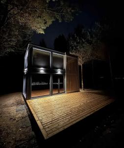 The Nut House - Cozy Escape in Tartu في Soinaste: مبنى به أضواء في الليل