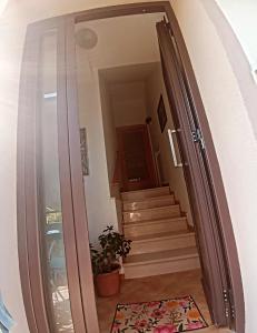 um corredor com uma porta que conduz a uma escada em Il Giramondo em Montelabbate