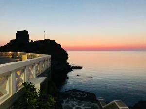 The White House 1 في آنذروس: اطلالة على المحيط وقت الغروب من المبنى