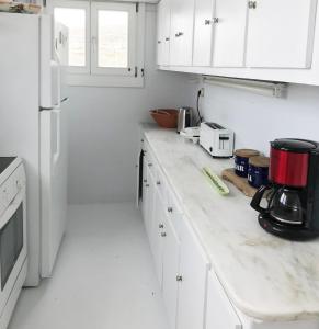 The White House 1 في آنذروس: مطبخ بدولاب بيضاء وقمة بيضاء