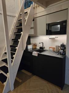 The Nut House - Cozy Escape in Tartu في Soinaste: مطبخ مع مغسلة و درج