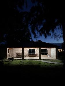 un edificio di mattoni con una panca di fronte di Camino al Sol Domselaar wifi a Domselaar