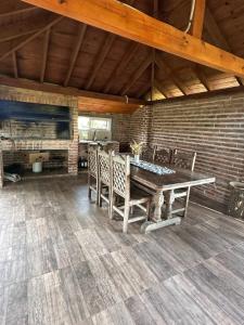 una sala da pranzo con tavolo e sedie in legno di Camino al Sol Domselaar wifi a Domselaar