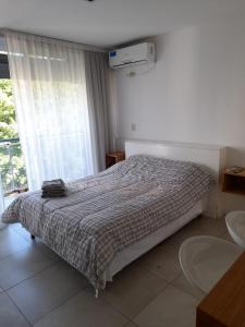 a bedroom with a bed and a window at Mono frente al sanatorio de la mujer in Rosario