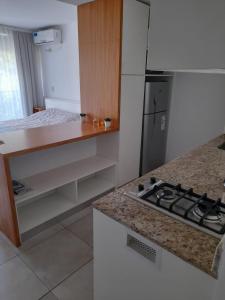 Mono frente al sanatorio de la mujer في روزاريو: مطبخ مع موقد وطاولة عمل +8 صور