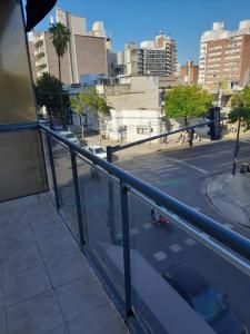 Mono frente al sanatorio de la mujer في روزاريو: اطلالة على شارع المدينة من الشرفة