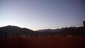 Nespecifikovaný výhled na hory nebo výhled na hory při pohledu z hotelu