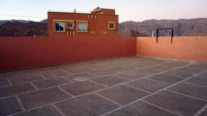 uma vista do telhado de uma casa em Hotel adrar em Tafraoute