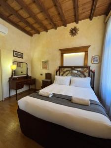 een slaapkamer met een groot bed en een bureau bij Garibaldi Suite in Turijn