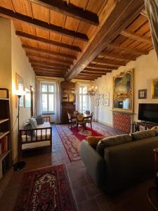 een woonkamer met een bank en een tafel bij Garibaldi Suite in Turijn