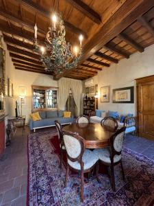 een woonkamer met een tafel en een bank bij Garibaldi Suite in Turijn