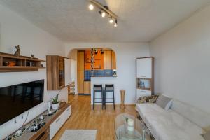 uma sala de estar com um sofá e uma mesa em Apartmán Horný Smokovec em Vysoké Tatry