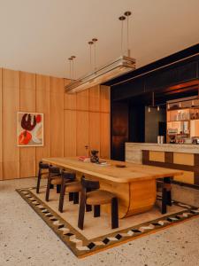 Un comedor con una gran mesa y sillas de madera. en Aethos London Shoreditch, en Londres