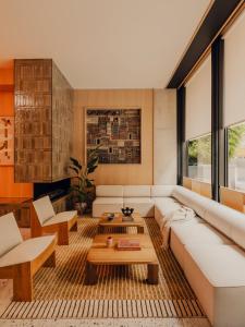 Una sala de estar con un sofá blanco y una mesa. en Aethos London Shoreditch, en Londres