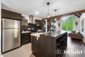 O bucătărie sau chicinetă la L'ours de Charlevoix - Chalet proche du Massif avec spa +19 fotografii