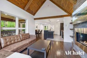 O bucătărie sau chicinetă la L'ours de Charlevoix - Chalet proche du Massif avec spa