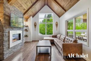 Un televizor și/sau centru de divertisment la L'ours de Charlevoix - Chalet proche du Massif avec spa