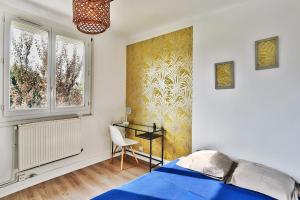 ピエール・ベニットにあるAppartement de charme, proche de toutes commoniditésのベッドルーム(青いベッド1台、椅子付)