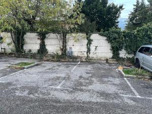 ピエール・ベニットにあるAppartement de charme, proche de toutes commoniditésの壁の横の駐車場