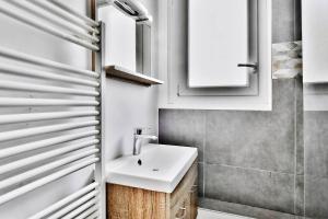 ピエール・ベニットにあるAppartement de charme, proche de toutes commoniditésの洗面台と鏡のあるバスルーム +13枚の写真