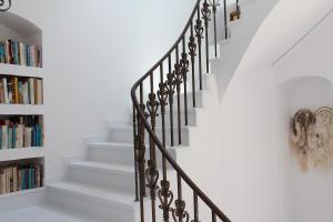 The White House 1 في آنذروس: درج مع رف للكتب