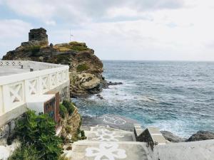 The White House 1 في آنذروس: درج يؤدي إلى المحيط بجوار مبنى