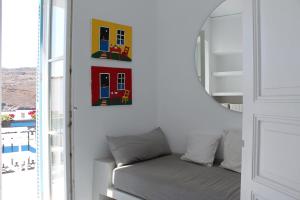 The White House 1 في آنذروس: غرفة بيضاء مع أريكة ونافذة +38 صورة