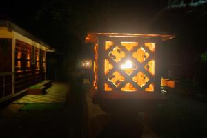 um poste de luz está aceso à noite em Gulmohar Villa tamhini ghat, Kolad Rafting 