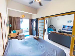 Un dormitorio con una cama grande y una sala de estar. en Seafront SunsetSpa, en Port Dickson 27 fotos más