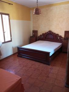 Un dormitorio con una cama grande en una habitación. en Casa vacanze Ginevra Sardegna, en Fluminimaggiore